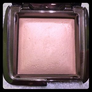 Hourglass ambient lighting powder
